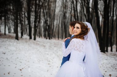 Orman kış gününde genç şık düğün çifte. Yeni sevgi dolu