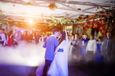 Yeni evliler yoğun duman ve DIF ile lüks ilk düğün dansı