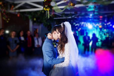 Yeni evliler yoğun duman ve DIF ile lüks ilk düğün dansı