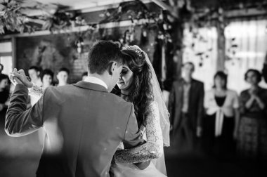 Yeni evliler yoğun duman ve DIF ile lüks ilk düğün dansı