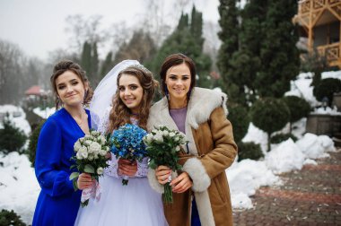 Gelin ve nedimeleri Kış Düğün d el buketleri ile