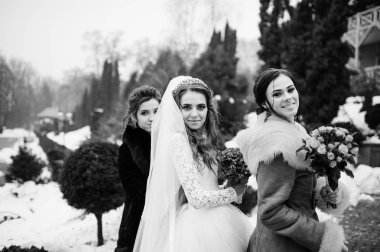 Gelin ve nedimeleri Kış Düğün d el buketleri ile