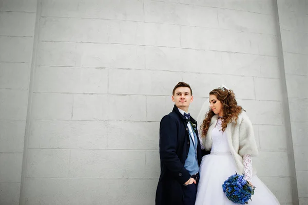 Para młoda ślub w chłodne zimowe wieczory ścianę biały kamień — Zdjęcie stockowe