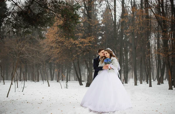 Mladé stylové svatební pár v lese na zimní den. Milující nový — Stock fotografie