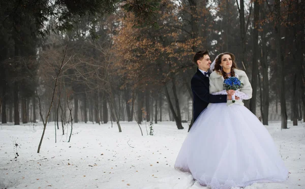 Joven pareja de boda con estilo en el bosque en el día de invierno. Amando lo nuevo — Foto de Stock