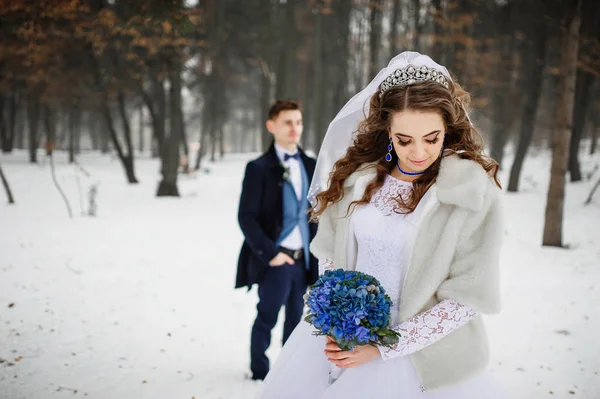 Joven pareja de boda con estilo en el bosque en el día de invierno. Amando lo nuevo — Foto de Stock