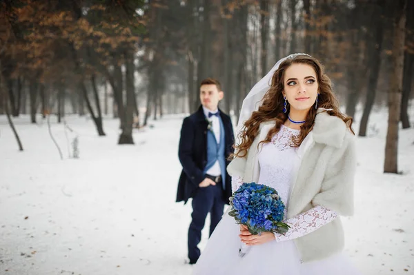 Young stylish wedding couple at forest on winter day. Loving new — Stock Photo, Image