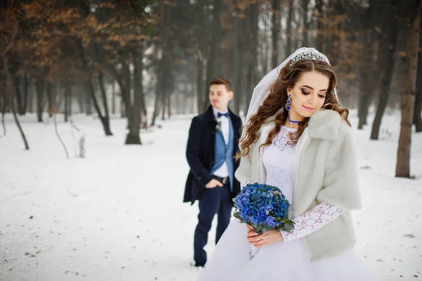 Joven pareja de boda con estilo en el bosque en el día de invierno. Amando lo nuevo — Foto de Stock