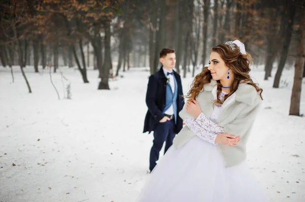 Joven pareja de boda con estilo en el bosque en el día de invierno. Amando lo nuevo —  Fotos de Stock
