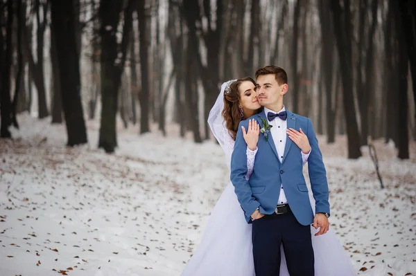 Casal elegante jovem na floresta no dia de inverno. Amar novo — Fotografia de Stock