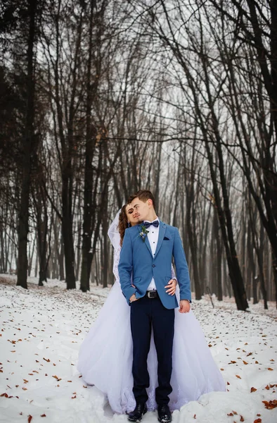 Casal elegante jovem na floresta no dia de inverno. Amar novo — Fotografia de Stock