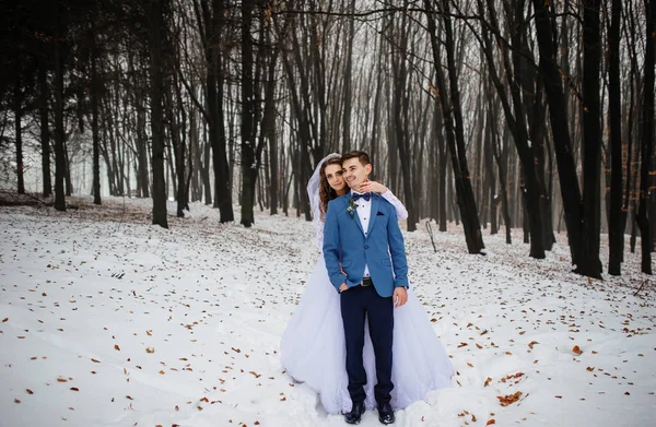 Joven pareja de boda con estilo en el bosque en el día de invierno. Amando lo nuevo —  Fotos de Stock