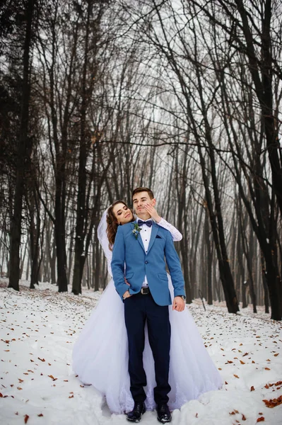 Casal elegante jovem na floresta no dia de inverno. Amar novo — Fotografia de Stock