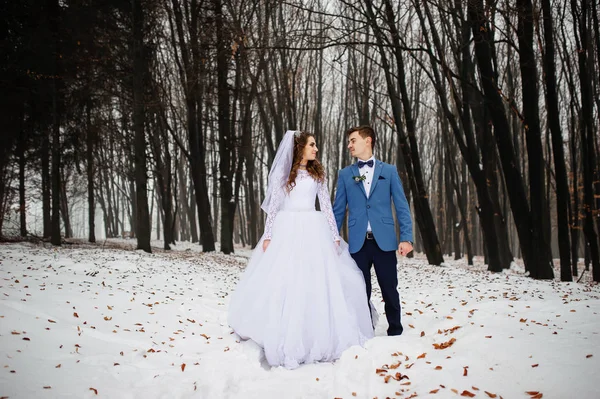 Joven pareja de boda con estilo en el bosque en el día de invierno. Amando lo nuevo — Foto de Stock