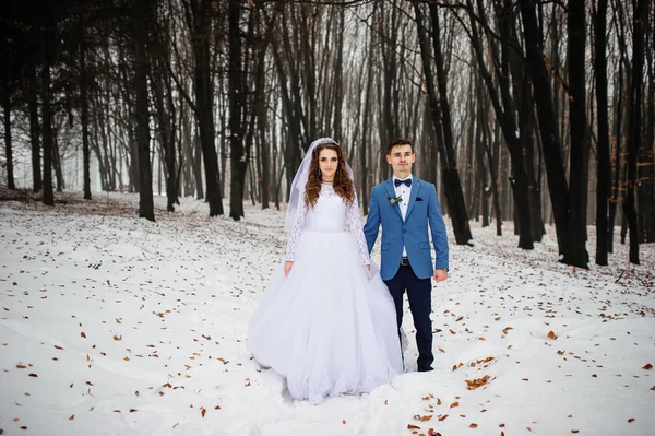 Joven pareja de boda con estilo en el bosque en el día de invierno. Amando lo nuevo —  Fotos de Stock