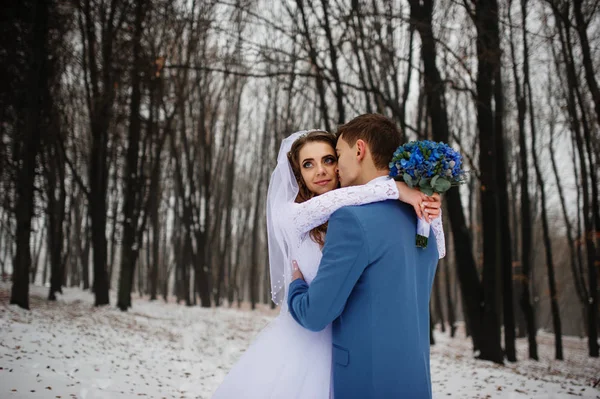 Joven pareja de boda con estilo en el bosque en el día de invierno. Amando lo nuevo — Foto de Stock