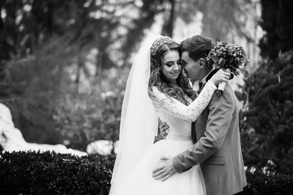 Alguém especial lindo casal de casamento apaixonado no dia de inverno. Bla... — Fotografia de Stock