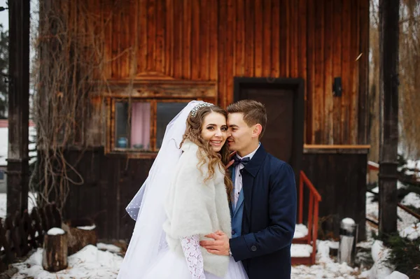 Uppriktiga bröllopsparet bakgrund gammalt trähus vinterdag — Stockfoto