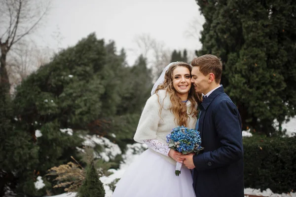 Alguém especial lindo casal de casamento apaixonado no dia de inverno . — Fotografia de Stock