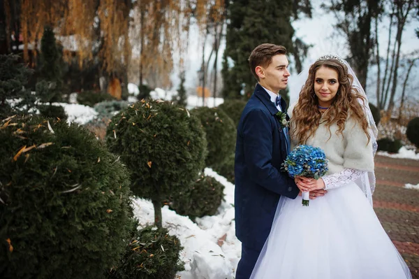 Κάποιος ειδική υπέροχο γαμήλιο ζεύγος στο αγαπάς στην ημέρα του χειμώνα. — Φωτογραφία Αρχείου