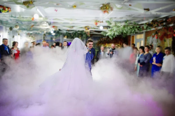 Luxury first wedding dance of newlyweds with heavy smoke and dif — Stock Photo, Image