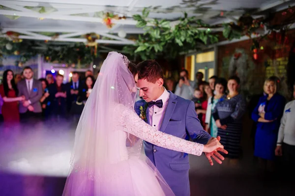 奢侈品第一次婚礼跳舞的浓烟与 dif 新婚夫妇 — 图库照片