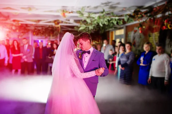 Lyxiga första Bröllopsdansen nygifta med kraftig rök och dif — Stockfoto