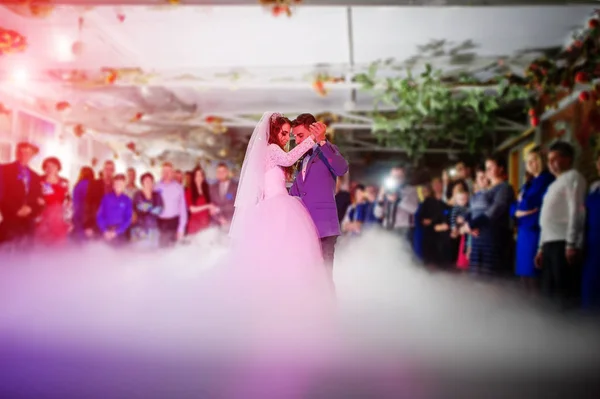 Luxe première danse de mariage de jeunes mariés avec une forte fumée et dif — Photo