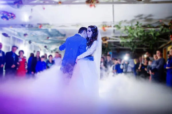 Pierwszy taniec weselny luksusowych Nowożeńcy z ciężkiego dymu i dif — Zdjęcie stockowe