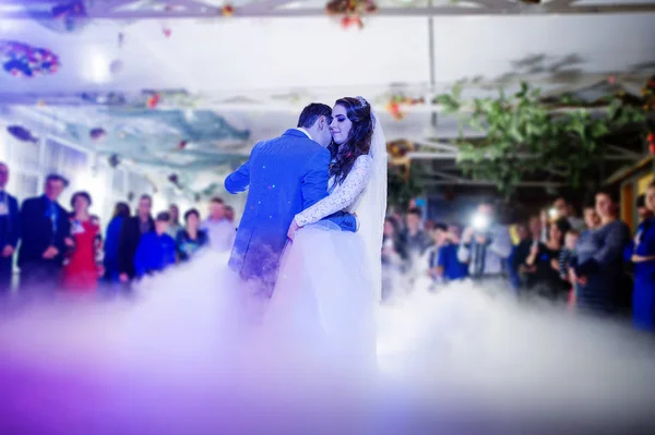 Luxury first wedding dance of newlyweds with heavy smoke and dif — Stock Photo, Image