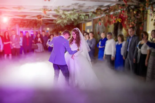 Роскошный первый свадебный танец молодоженов с тяжелым дымом и дифференциалом — стоковое фото