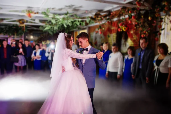 Lyxiga första Bröllopsdansen nygifta med kraftig rök och dif — Stockfoto