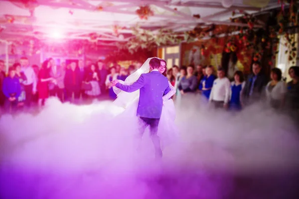 Luxo primeira dança de casamento de recém-casados com fumaça pesada e dif — Fotografia de Stock