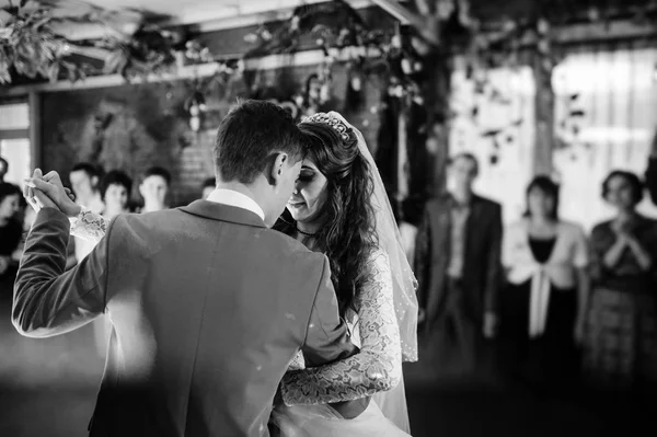 Yeni evliler yoğun duman ve DIF ile lüks ilk düğün dansı — Stok fotoğraf