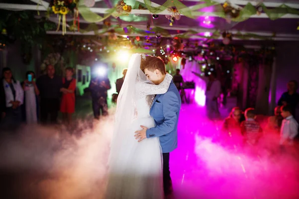 Luxury first wedding dance of newlyweds with heavy smoke and dif — Stock Photo, Image