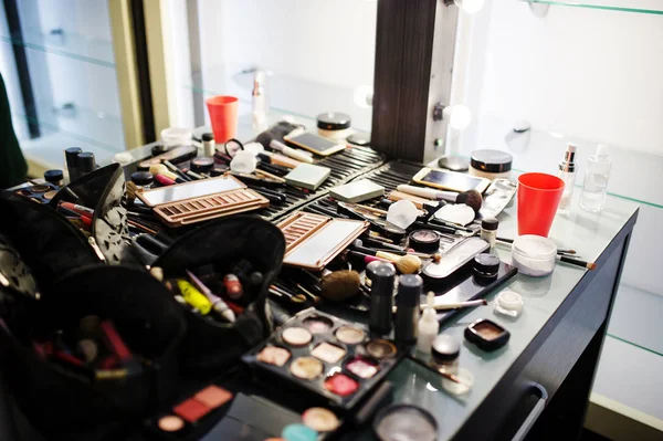 Różne makijaż i kosmetyki, ułożone na stole w beauty — Zdjęcie stockowe