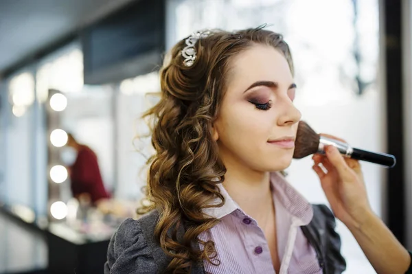 Bella giovane sposa con trucco di nozze e acconciatura preparat — Foto Stock