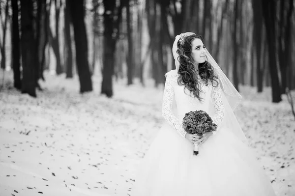 Muito jovem noiva com buquê de casamento azul no dia de inverno em wo — Fotografia de Stock