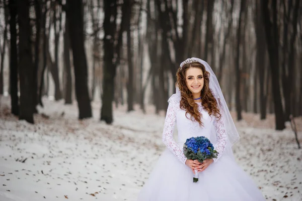 Güzel genç mavi düğün buket wo kış gününde, gelinle