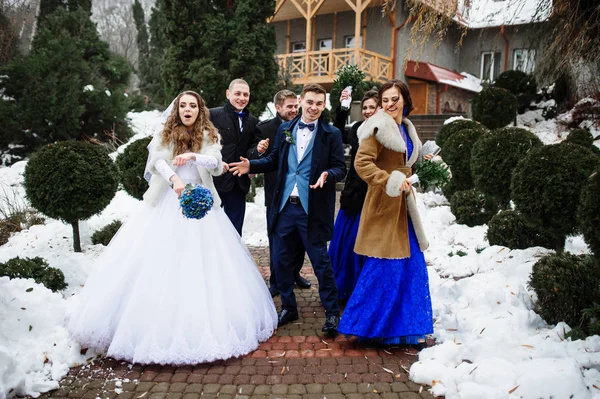 Pareja de bodas con damas de honor y los mejores hombres se divierten en invierno — Foto de Stock