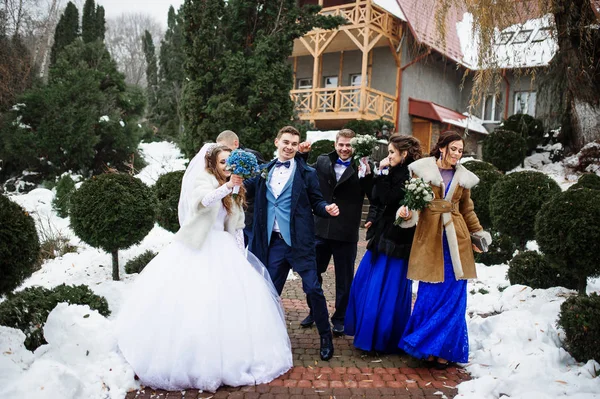 Ζευγάρι γάμο με παράνυφοι και καλύτερο επανδρώνει έχουν διασκέδαση χειμώνα — Φωτογραφία Αρχείου