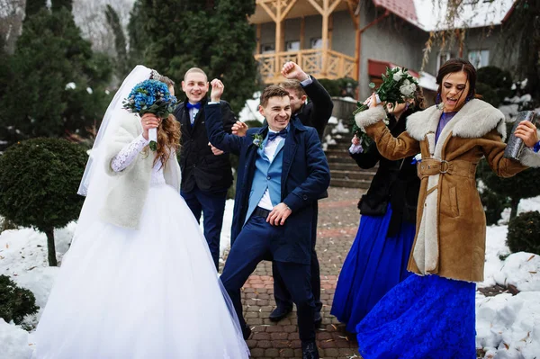 Koszorúslány és a legjobb esküvői pár mans szórakozni a téli — Stock Fotó