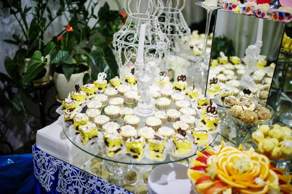 Düğün pastaları ve meyve ile heykelcik melek şamdan w üzerinde — Stok fotoğraf