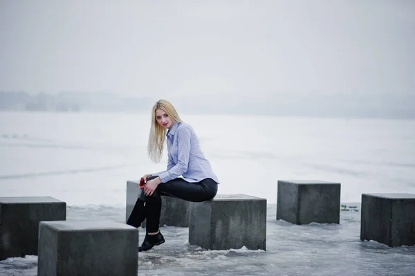 Élégant riche jeune fille blonde sur chemisier et pantalon en cuir avec — Photo