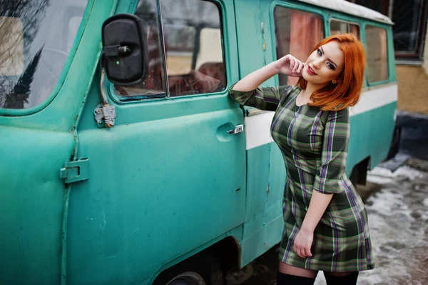 Kockás ruha háttér régi-re feltett fiatal vörös hajú lány — Stock Fotó