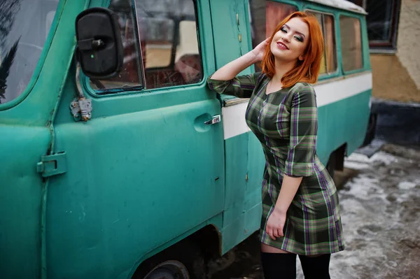 Unga röda haired girl poserade på rutig klänning bakgrund gamla re — Stockfoto