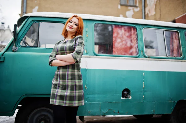 Unga röda haired girl poserade på rutig klänning bakgrund gamla re — Stockfoto