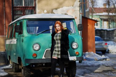 Damalı Park'da kürk ceket backg üzerinde yarattığı genç kırmızı saçlı kız