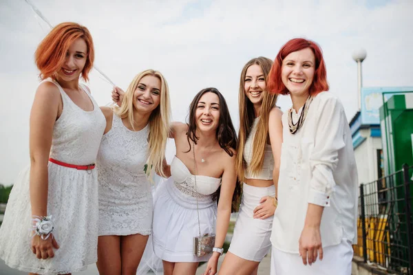 Fem tjejer med ballonger till hands slitna på vita klänningar på höna — Stockfoto