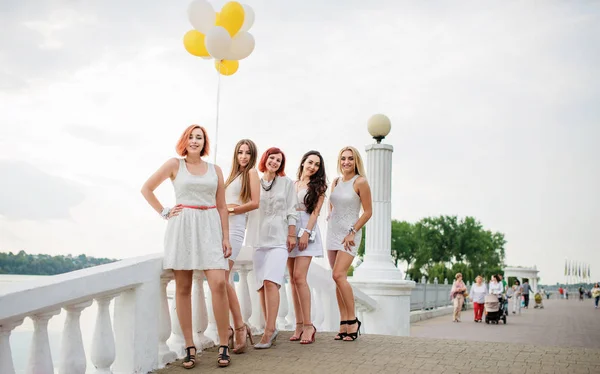 Cinque ragazze con palloncini a portata di mano indossati su abiti bianchi sulla gallina — Foto Stock